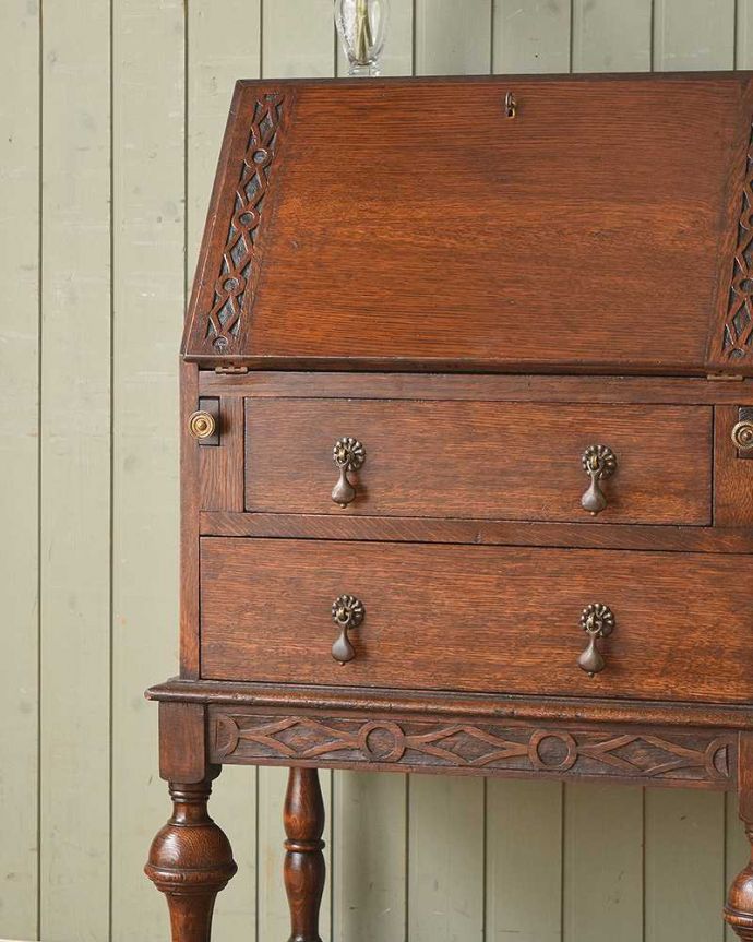 ビューロー　アンティーク家具　小さいサイズのライティングビューロー、アンティークの英国輸入家具。英国アンティークらしい木目の美しさ自慢はアンティークだから手に入る木目の美しさ。(q-907-f-1)