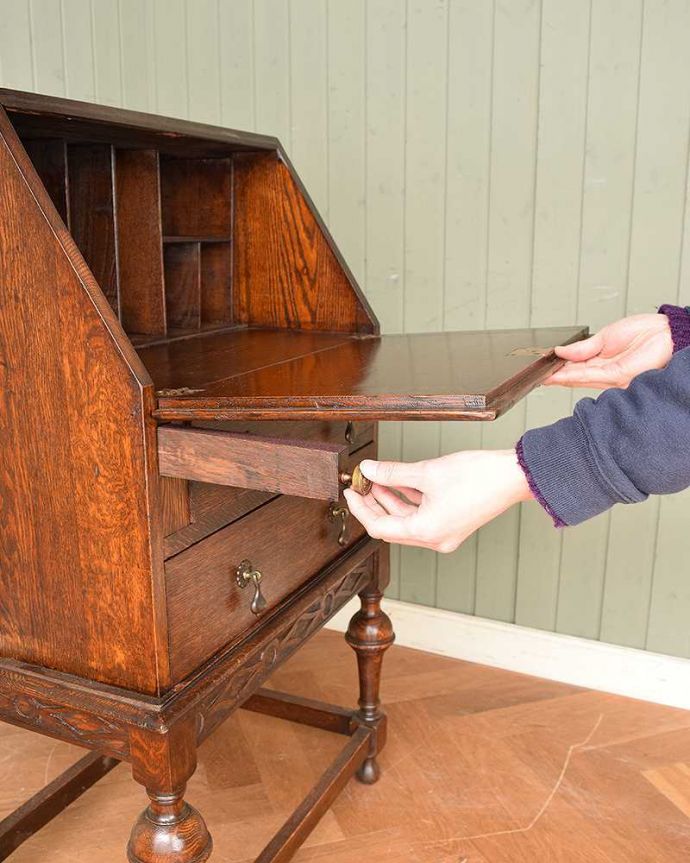 ビューロー　アンティーク家具　小さいサイズのライティングビューロー、アンティークの英国輸入家具。扉を前に倒すと･･･ビューロー部分の扉は簡単に前に倒せます。(q-907-f-1)