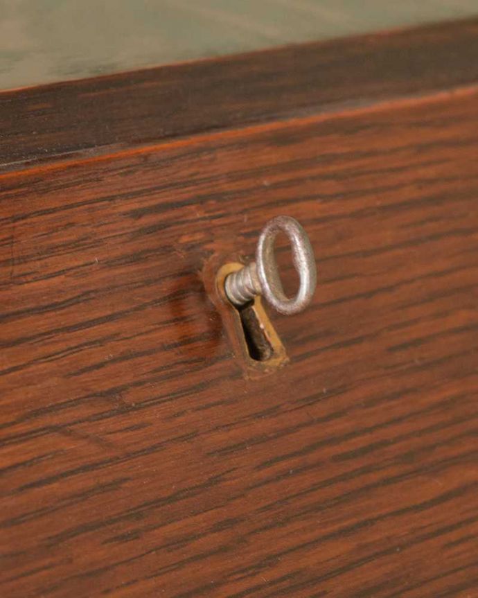 ビューロー　アンティーク家具　小さいサイズのライティングビューロー、アンティークの英国輸入家具。鍵を使って開けて下さいおとぎ話から出てきたような可愛いアンティークの鍵で開け閉め出来ます。(q-907-f-1)
