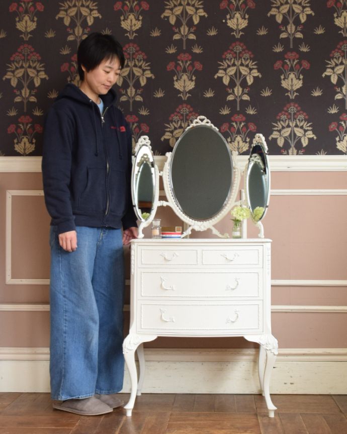 アンティークのドレッサー アンティーク家具 三面鏡が付いたドレッシングチェスト、フランスのアンティーク家具。華があって、ドールハウスにあるような可愛いデザイン。(q-911-f)