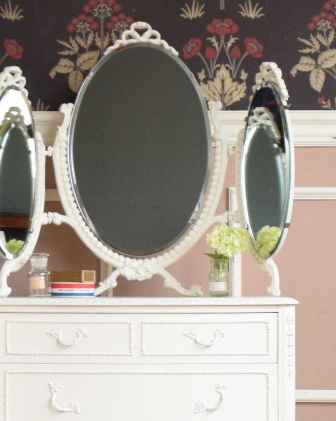 アンティークのドレッサー アンティーク家具 三面鏡が付いたドレッシングチェスト、フランスのアンティーク家具。引き出しが3杯あるので、細々したものを収納できます。(q-911-f)