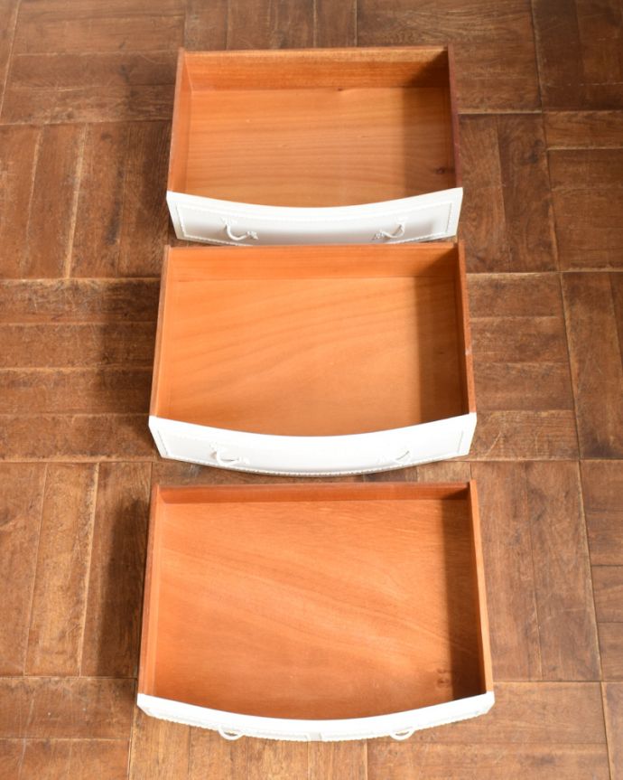 アンティークのドレッサー アンティーク家具 三面鏡が付いたドレッシングチェスト、フランスのアンティーク家具。引き出しは全部で3杯。(q-911-f)