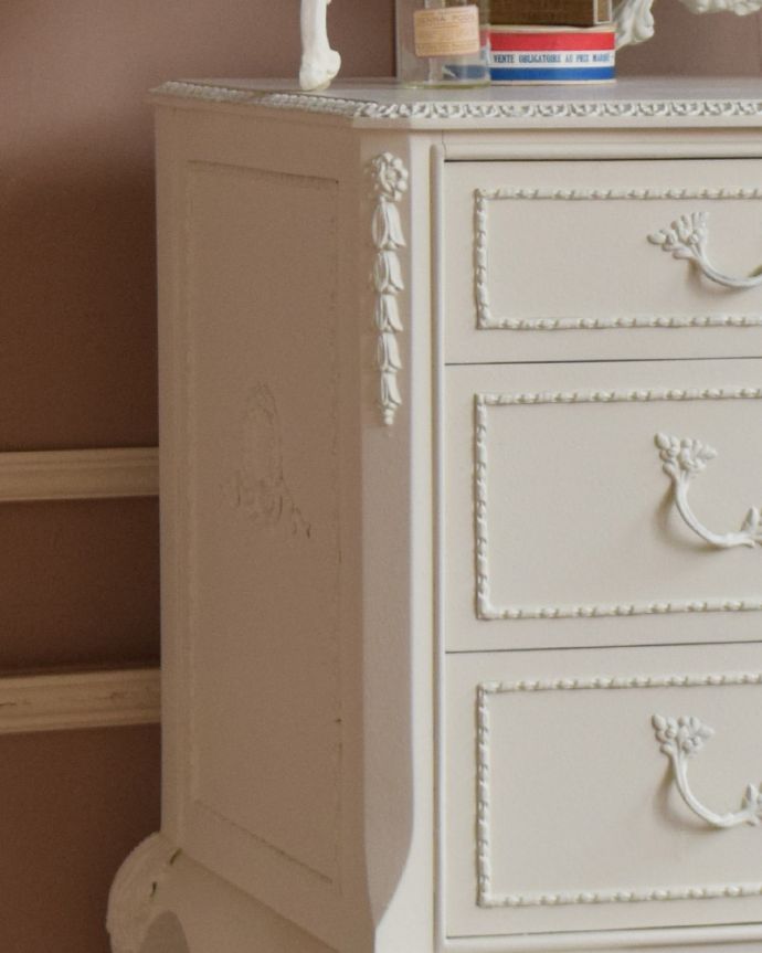 アンティークのドレッサー アンティーク家具 三面鏡が付いたドレッシングチェスト、フランスのアンティーク家具。フランスらしい凝った装飾がたっぷり!アンティークでしか表現できない風合いにうっとりしてしまいます。(q-911-f)