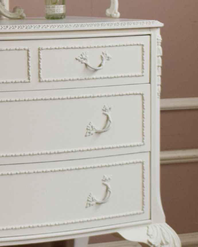 アンティークのドレッサー アンティーク家具 三面鏡が付いたドレッシングチェスト、フランスのアンティーク家具。引き出しの取っ手は蔦のような凝ったデザイン。(q-911-f)