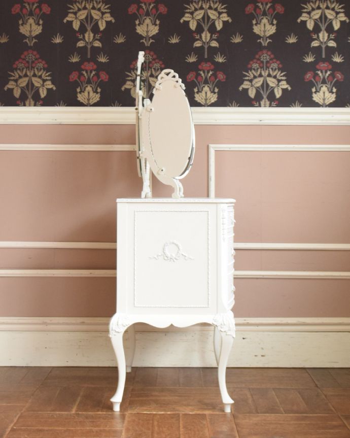 アンティークのドレッサー アンティーク家具 三面鏡が付いたドレッシングチェスト、フランスのアンティーク家具。サイドもキレイにペイントされています。(q-911-f)