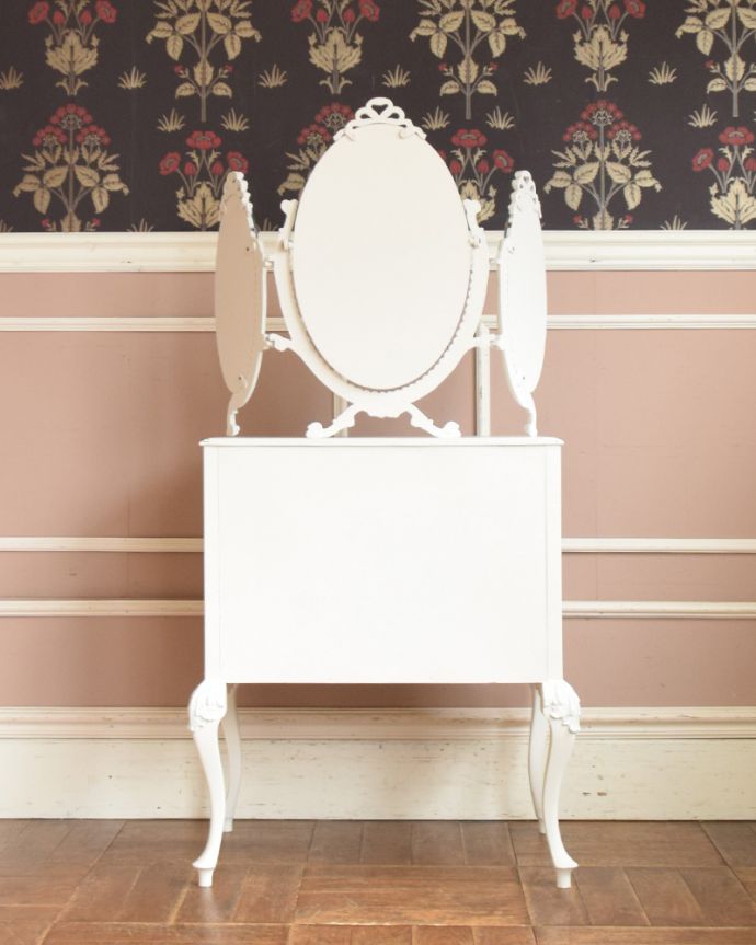 アンティークのドレッサー アンティーク家具 三面鏡が付いたドレッシングチェスト、フランスのアンティーク家具。アンティークは新品ではないので、もちろん経年変化によるキズはありますが、専門の職人が目立たないようキレイにお直しをしているので、後姿までキレイです。(q-911-f)