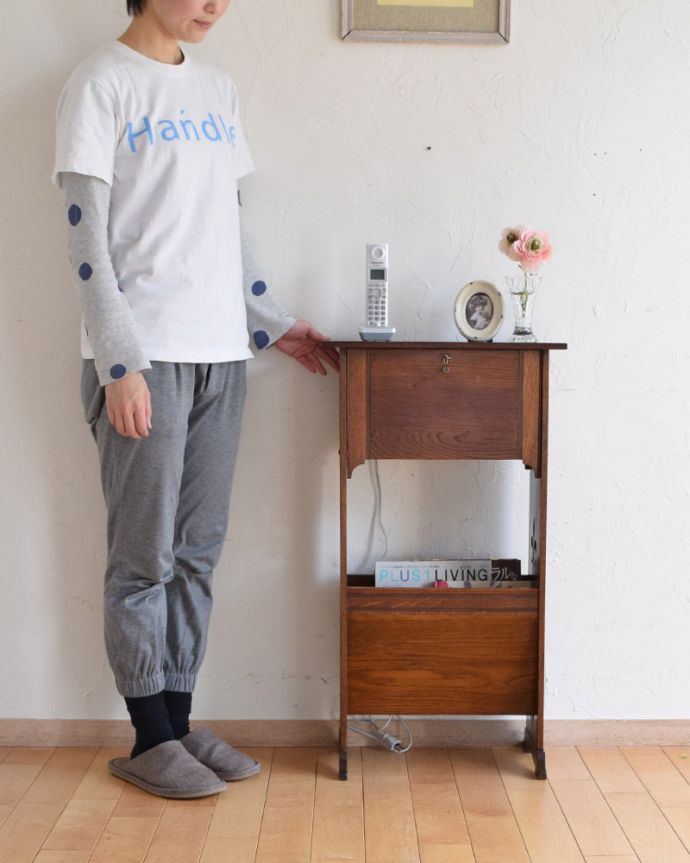 アンティークのキャビネット　アンティーク家具　マガジンラック付き、英国のアンティークサイドテーブル（スモールブックケース）。ベッドやソファの横など、どこにでもちょこんと置けるコンパクトサイズで便利です。(q-915-f)