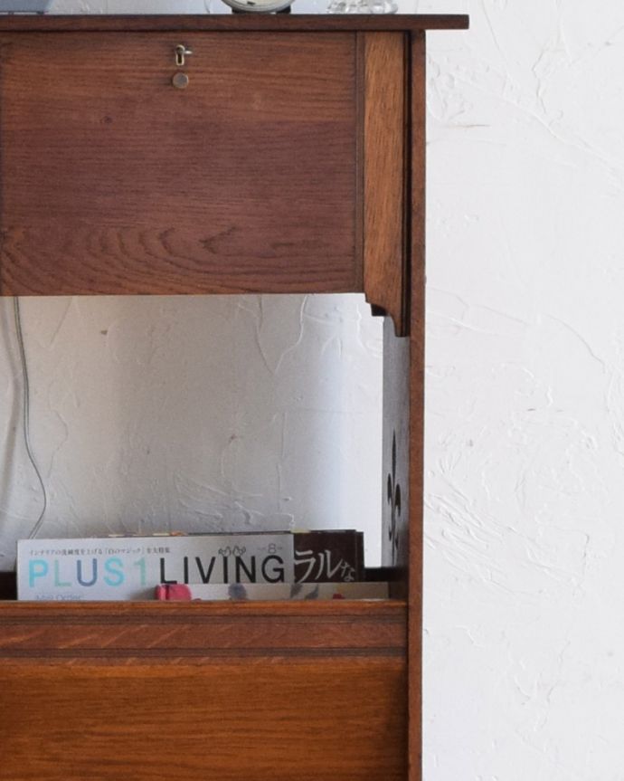 アンティークのキャビネット　アンティーク家具　マガジンラック付き、英国のアンティークサイドテーブル（スモールブックケース）。シンプルでお部屋に合わせやすいデザイン。(q-915-f)