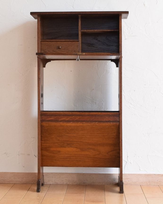 アンティークのキャビネット　アンティーク家具　マガジンラック付き、英国のアンティークサイドテーブル（スモールブックケース）。中もキレイに仕上げているので、安心して収納できます。(q-915-f)