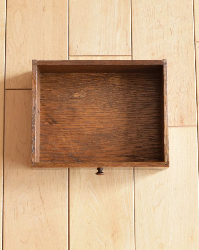 アンティークのキャビネット　アンティーク家具　マガジンラック付き、英国のアンティークサイドテーブル（スモールブックケース）。フラップ扉を開くと、小さな引き出しが１杯付いています。(q-915-f)