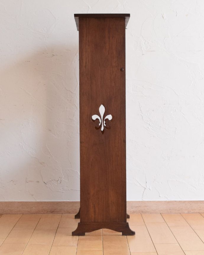 アンティークのキャビネット　アンティーク家具　マガジンラック付き、英国のアンティークサイドテーブル（スモールブックケース）。サイドもキレイな状態です。(q-915-f)