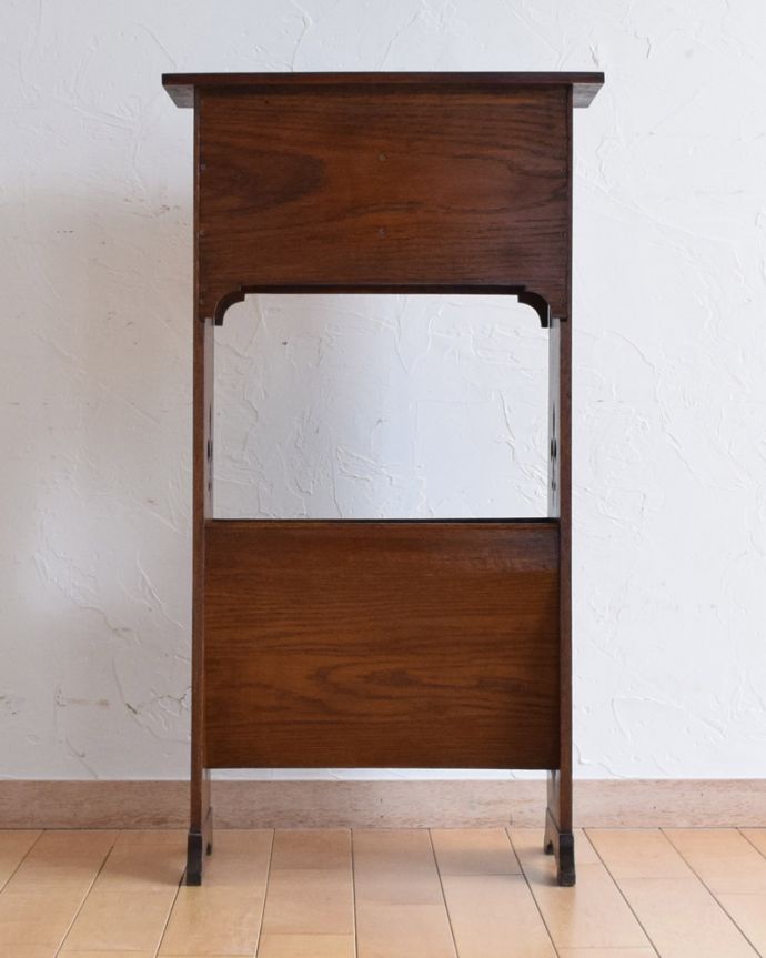 アンティークのキャビネット　アンティーク家具　マガジンラック付き、英国のアンティークサイドテーブル（スモールブックケース）。アンティークは新品ではないので、もちろん経年変化によるキズはありますが、専門の職人が目立たないようキレイにお直しをしているので、後姿までキレイです。(q-915-f)