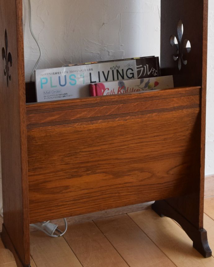 アンティークのキャビネット　アンティーク家具　マガジンラック付き、英国のアンティークサイドテーブル（スモールブックケース）。中までしっかりとお手入れしています。(q-915-f)