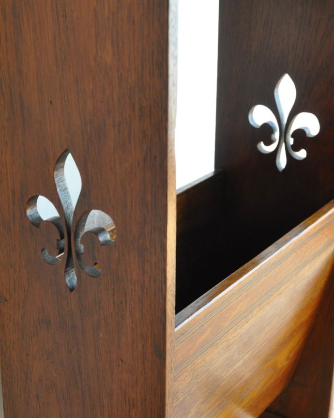 アンティークのキャビネット　アンティーク家具　マガジンラック付き、英国のアンティークサイドテーブル（スモールブックケース）。ユリの紋章のくり抜きがアクセントになっています。(q-915-f)