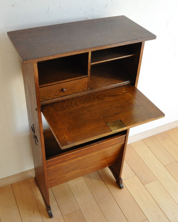 アンティークのキャビネット　アンティーク家具　マガジンラック付き、英国のアンティークサイドテーブル（スモールブックケース）。パタンとデスクを広げれば、ティータイムのちょっとしたテーブルになります。(q-915-f)