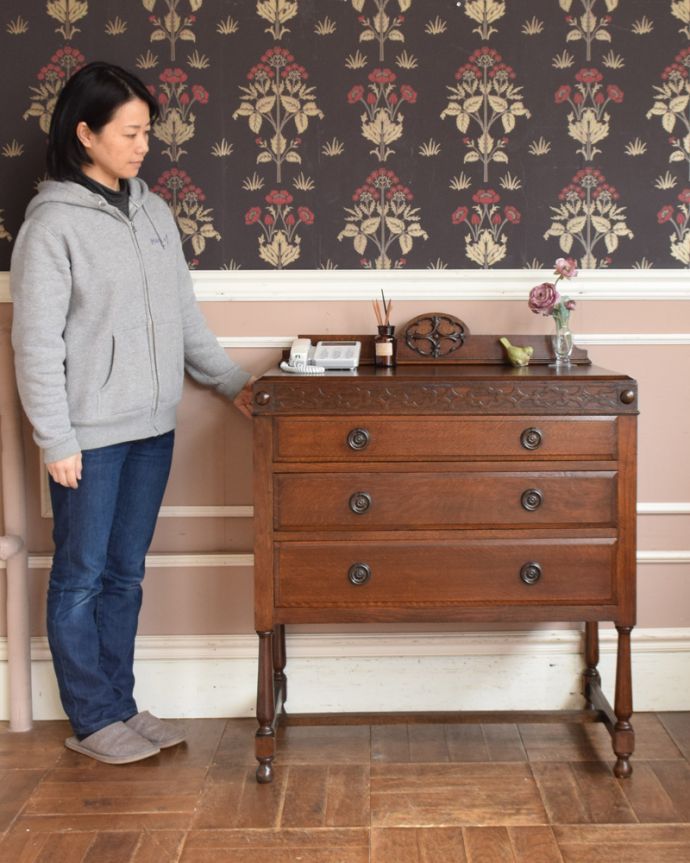 アンティークのチェスト　アンティーク家具　英国輸入のアンティーク家具、装飾が美しい3段チェストオブドロワーズ。英国アンティークらしい落ち着いた雰囲気が自慢落ち着いた色合いが英国アンティークらしい雰囲気のチェスト。(q-916-f)