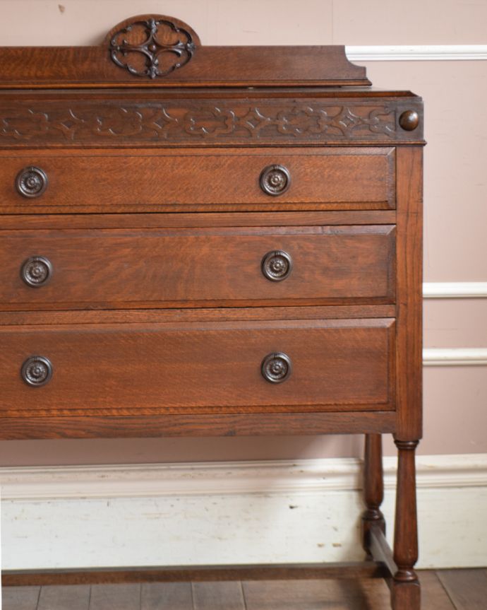 アンティークのチェスト　アンティーク家具　英国輸入のアンティーク家具、装飾が美しい3段チェストオブドロワーズ。見た目はもちろん、実用的に使って楽しみましょうアンティークのチェストは見た目の美しさはもちろん、実用的にたっぷり収納が出来る実力派。(q-916-f)
