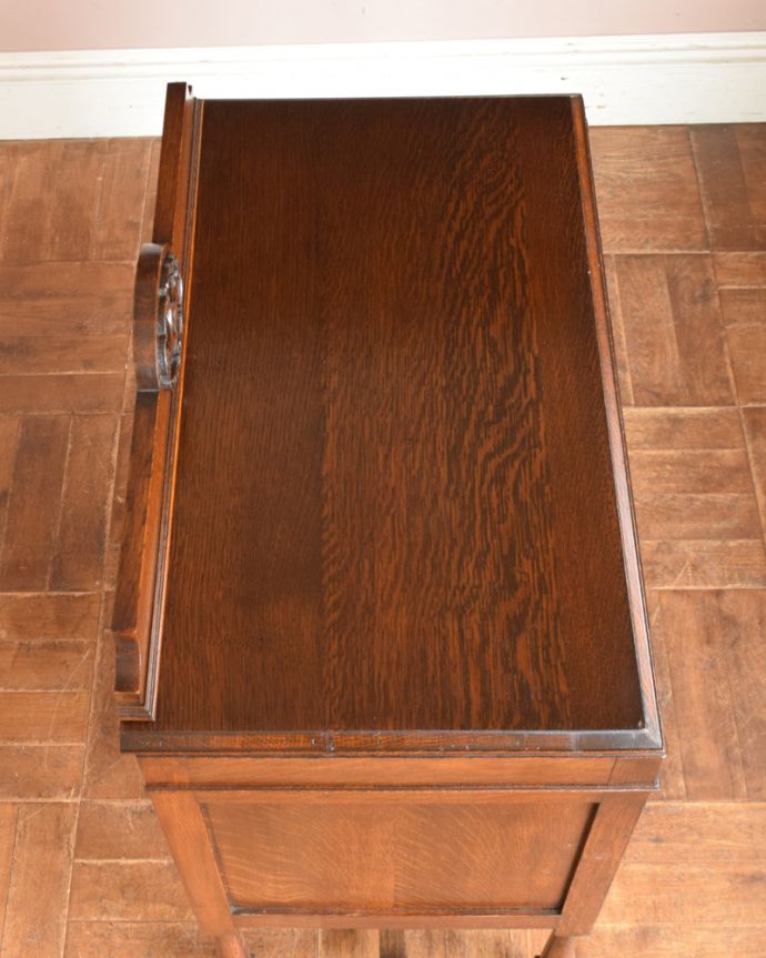 アンティークのチェスト　アンティーク家具　英国輸入のアンティーク家具、装飾が美しい3段チェストオブドロワーズ。何を置こうかな･･･？上から見ると、天板はこんな感じです。(q-916-f)