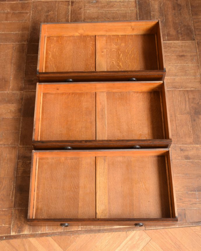 アンティークのチェスト　アンティーク家具　英国輸入のアンティーク家具、装飾が美しい3段チェストオブドロワーズ。何を入れても大丈夫。(q-916-f)