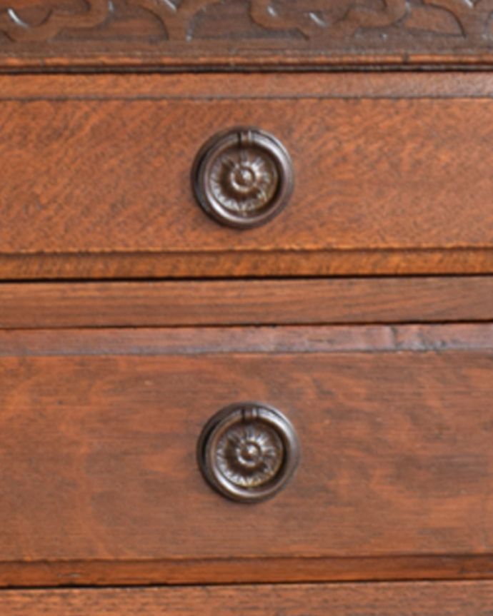 アンティークのチェスト　アンティーク家具　英国輸入のアンティーク家具、装飾が美しい3段チェストオブドロワーズ。開ける度にワクワク高級感漂うアンティークらしいデザインの取っ手。(q-916-f)