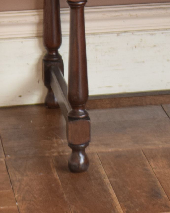 アンティークのチェスト　アンティーク家具　英国輸入のアンティーク家具、装飾が美しい3段チェストオブドロワーズ。女性1人でラクラク運べちゃう仕掛けHandleのアンティークは、脚の裏にフェルトキーパーをお付けしています。(q-916-f)