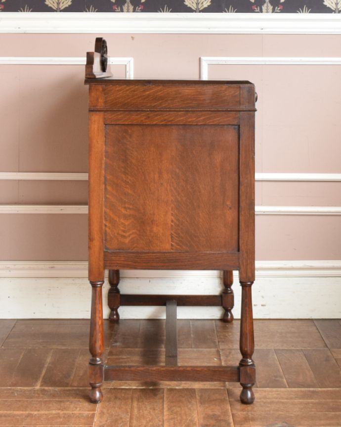 アンティークのチェスト　アンティーク家具　英国輸入のアンティーク家具、装飾が美しい3段チェストオブドロワーズ。横顔だってカッコいい横から見るとこんな感じです。(q-916-f)