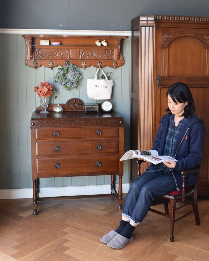 アンティークのチェスト　アンティーク家具　英国輸入のアンティーク家具、装飾が美しい3段チェストオブドロワーズ。チェストを置いて、お気に入りの空間をスタイリング。(q-916-f)
