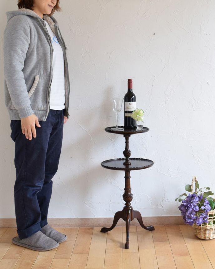 アンティークのテーブル　アンティーク家具　英国のアンティーク家具、２段になったコーヒーテーブル（ダムウェイター）。移動もラクラク！どこでも使える小さなテーブル持ち運び便利なワインテーブル。(q-918-f)