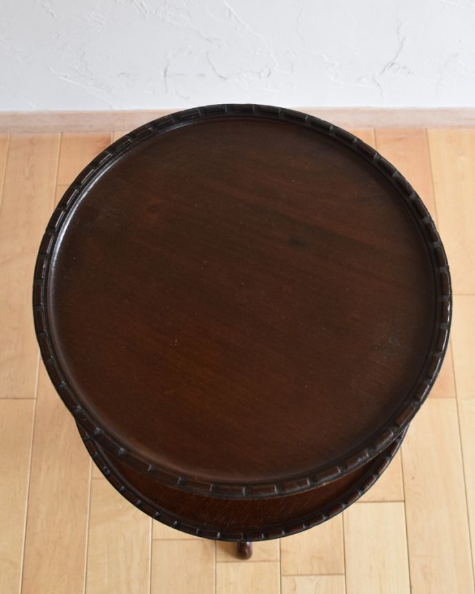 アンティークのテーブル　アンティーク家具　英国のアンティーク家具、２段になったコーヒーテーブル（ダムウェイター）。天板の形を見てみると･･･テーブルの形を上から見ると、こんな感じです。(q-918-f)