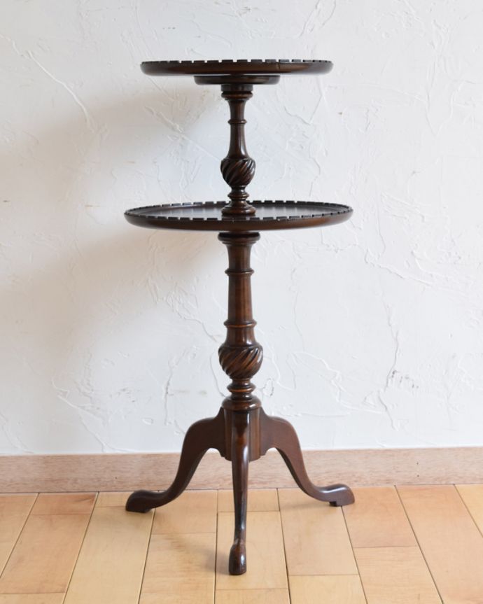 アンティークのテーブル　アンティーク家具　英国のアンティーク家具、２段になったコーヒーテーブル（ダムウェイター）。横から見ても優雅英国アンティークらしく横顔だって美しいんです。(q-918-f)