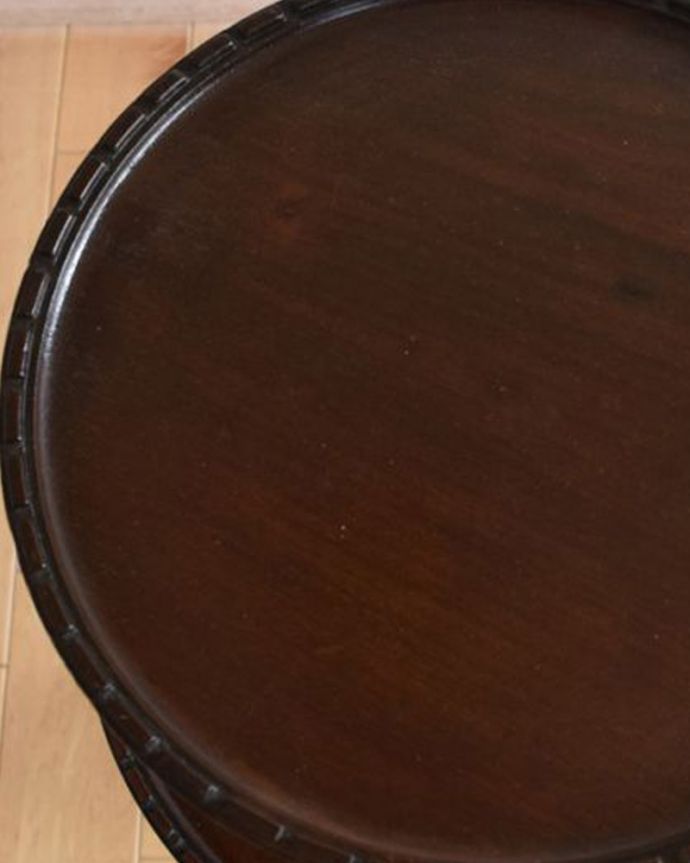 アンティークのテーブル　アンティーク家具　英国のアンティーク家具、２段になったコーヒーテーブル（ダムウェイター）。近づいて見てみると･･･天板の周りもアンティークらしく美しいデザイン。(q-918-f)