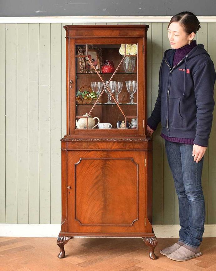 アンティークのキャビネット アンティーク家具 シノワズリーなアンティーク家具、英国輸入のスリムなガラスキャビネット(本棚)。眺めているだけで幸せ・・・芸術的に美しいディスプレイキャビネットは、置くだけで周りの空気を変えてくれます。(q-919-f-1)