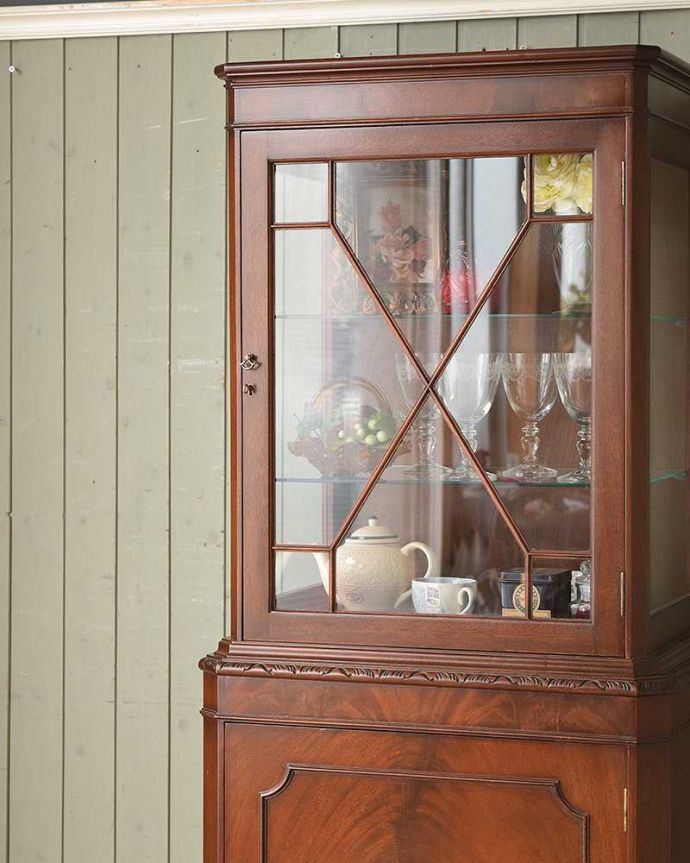 アンティークのキャビネット アンティーク家具 シノワズリーなアンティーク家具、英国輸入のスリムなガラスキャビネット(本棚)。直線で描かれたガラス面の美しさにうっとり・・・ヨーロッパの人たちが憧れた東洋の美しさに西洋デザインが混じりあってできたシノワズリデザイン。(q-919-f-1)