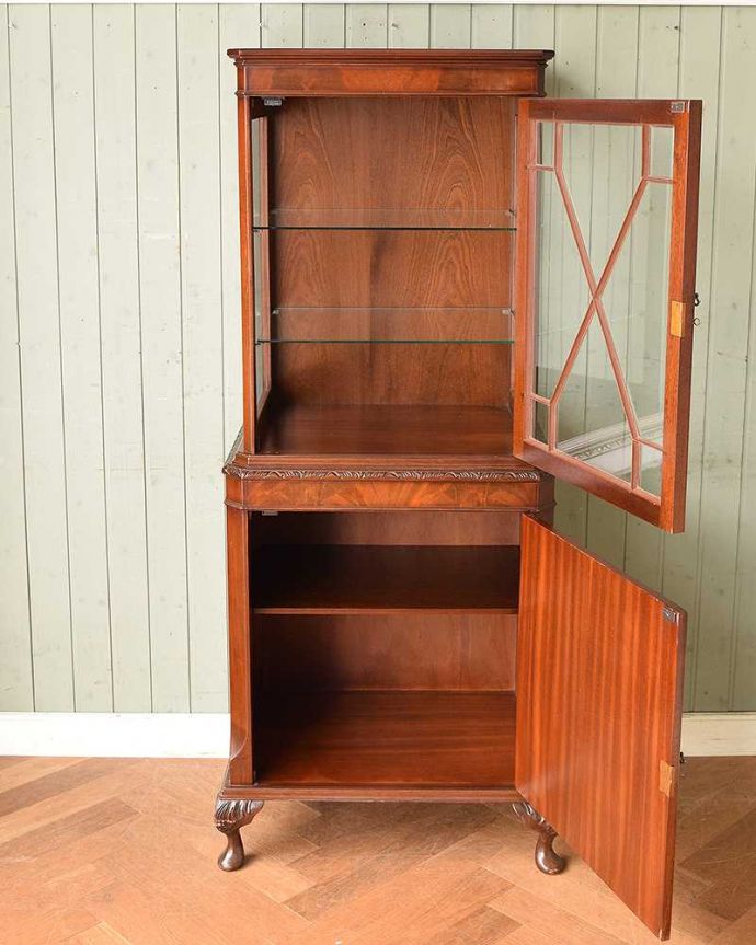 アンティークのキャビネット アンティーク家具 シノワズリーなアンティーク家具、英国輸入のスリムなガラスキャビネット(本棚)。扉の中は、しっかりと収納できる棚板重いものもたっぷり収納できる木製の棚板タイプ。(q-919-f-1)