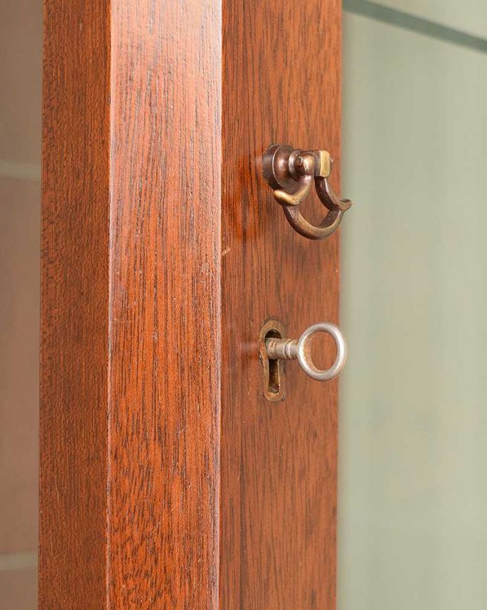 アンティークのキャビネット アンティーク家具 シノワズリーなアンティーク家具、英国輸入のスリムなガラスキャビネット(本棚)。開ける度にワクワク・・・取っ手もアンティークらしいデザイン。(q-919-f-1)