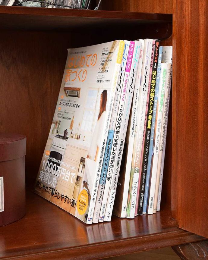 アンティークのキャビネット アンティーク家具 シノワズリーなアンティーク家具、英国輸入のスリムなガラスキャビネット(本棚)。扉の中は収納たっぷりA4サイズの雑誌までしっかり収納出来ちゃう大きさ。(q-919-f-1)