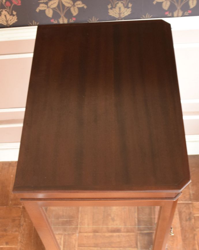 アンティークのキャビネット アンティーク家具 シノワズリーなアンティーク家具、英国輸入のスリムなガラスキャビネット(本棚)。天板もキレイに仕上げました。(q-919-f-1)