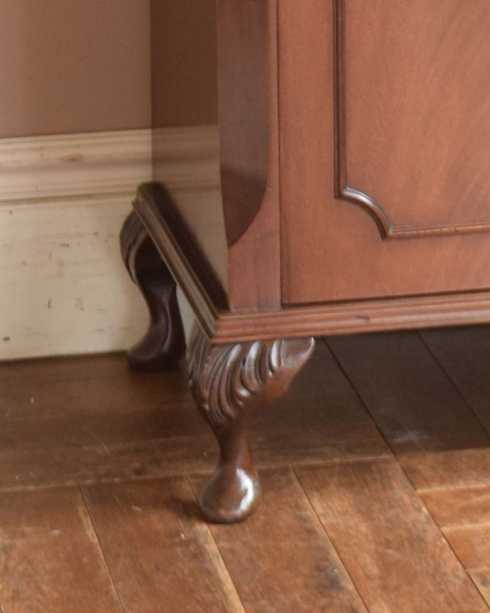 アンティークのキャビネット アンティーク家具 シノワズリーなアンティーク家具、英国輸入のスリムなガラスキャビネット(本棚)。女性1人でラクラク運べちゃうんですHandleのアンティークは、脚の裏にフェルトキーパーをお付けしています。(q-919-f-1)