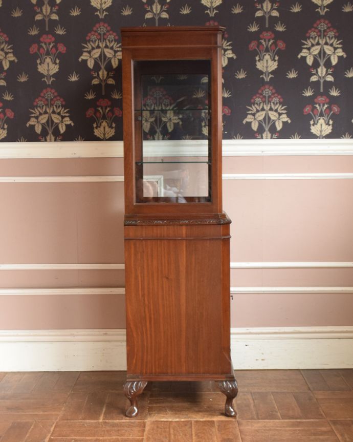 アンティークのキャビネット アンティーク家具 シノワズリーなアンティーク家具、英国輸入のスリムなガラスキャビネット(本棚)。横から見てもステキ横から見るとこんな感じ。(q-919-f-1)