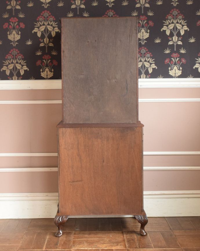 アンティークのキャビネット アンティーク家具 シノワズリーなアンティーク家具、英国輸入のスリムなガラスキャビネット(本棚)。後ろ姿にも気を使ってますアンティークは新品ではないので、もちろん経年変化によるキズはありますが、専門の職人がキレイにお直しをしているので、後ろ姿までキレイです。(q-919-f-1)