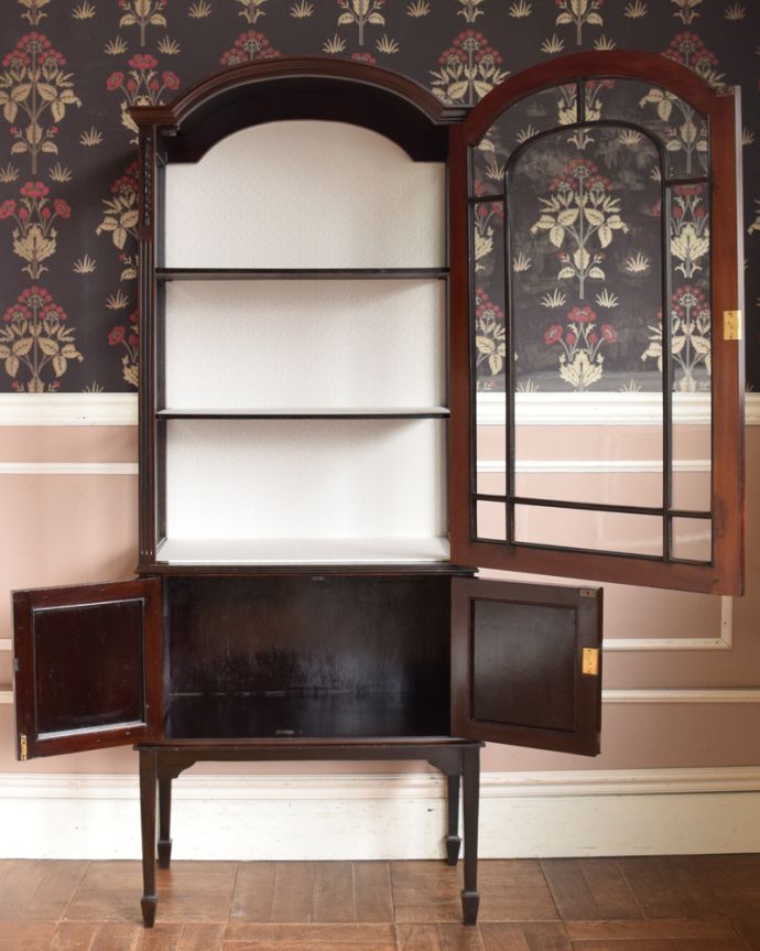 アンティークのキャビネット　アンティーク家具　素敵なアンティークの英国インテリア、シックなマホガニー材のガラスキャビネット（飾り棚）。扉を開けてみると･･･職人がキレイに修復して、背板も新しい生地に張替えました。(q-924-f-1)