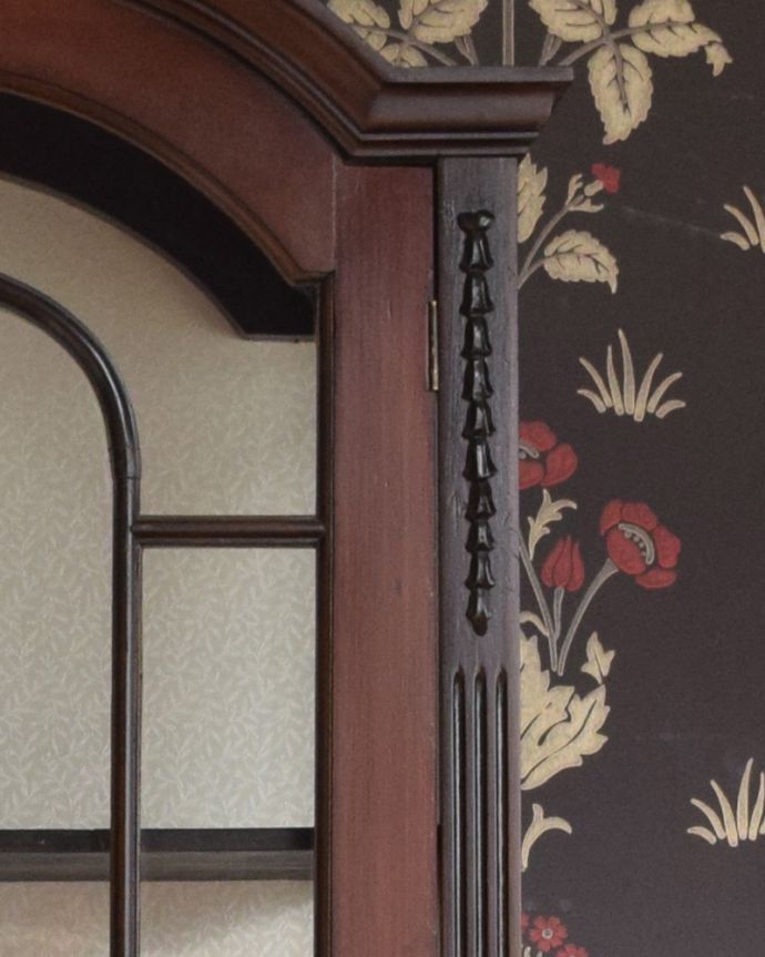 アンティークのキャビネット　アンティーク家具　素敵なアンティークの英国インテリア、シックなマホガニー材のガラスキャビネット（飾り棚）。美しい装飾にうっとり…アンティークだから手に入る美しさをお楽しみください。(q-924-f-1)