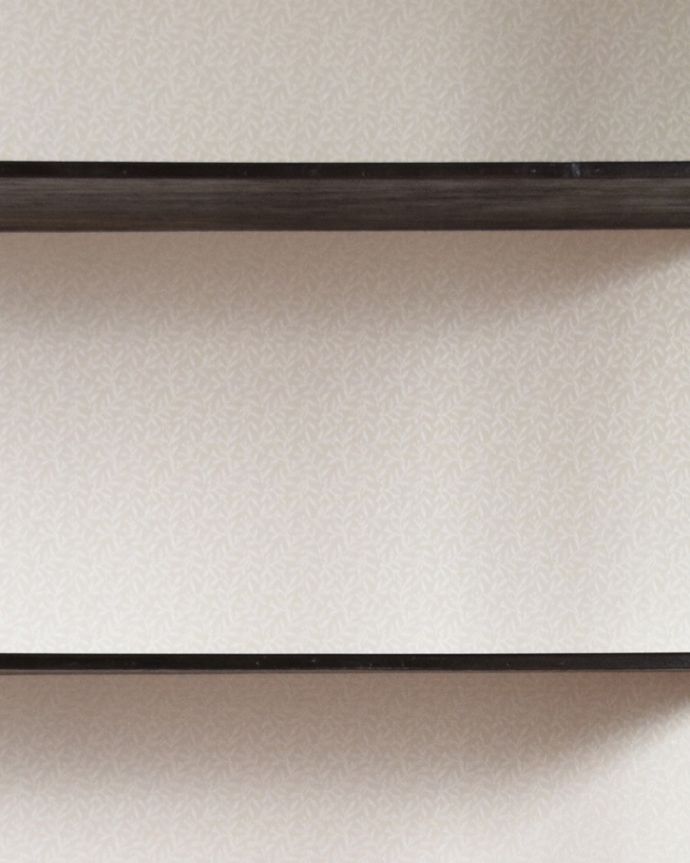 アンティークのキャビネット　アンティーク家具　素敵なアンティークの英国インテリア、シックなマホガニー材のガラスキャビネット（飾り棚）。新しい生地で張り替えましたキャビネットの表情に合わせて新しい背板の生地を選びました。(q-924-f-1)