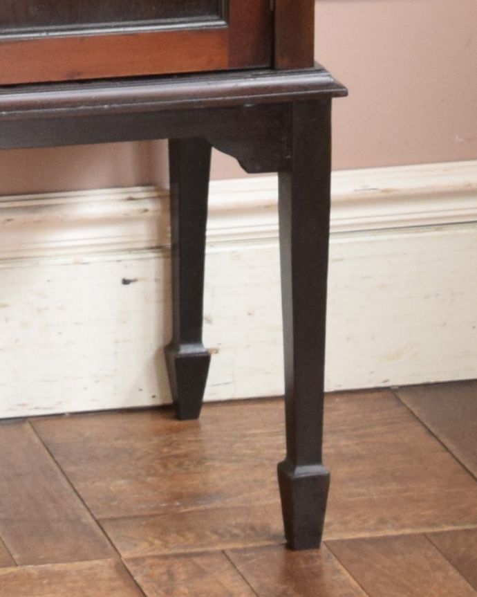 アンティークのキャビネット　アンティーク家具　素敵なアンティークの英国インテリア、シックなマホガニー材のガラスキャビネット（飾り棚）。女性１人でラクラク運べちゃうんですHandleのアンティークは、脚の裏にフェルトキーパーをお付けしています。(q-924-f-1)