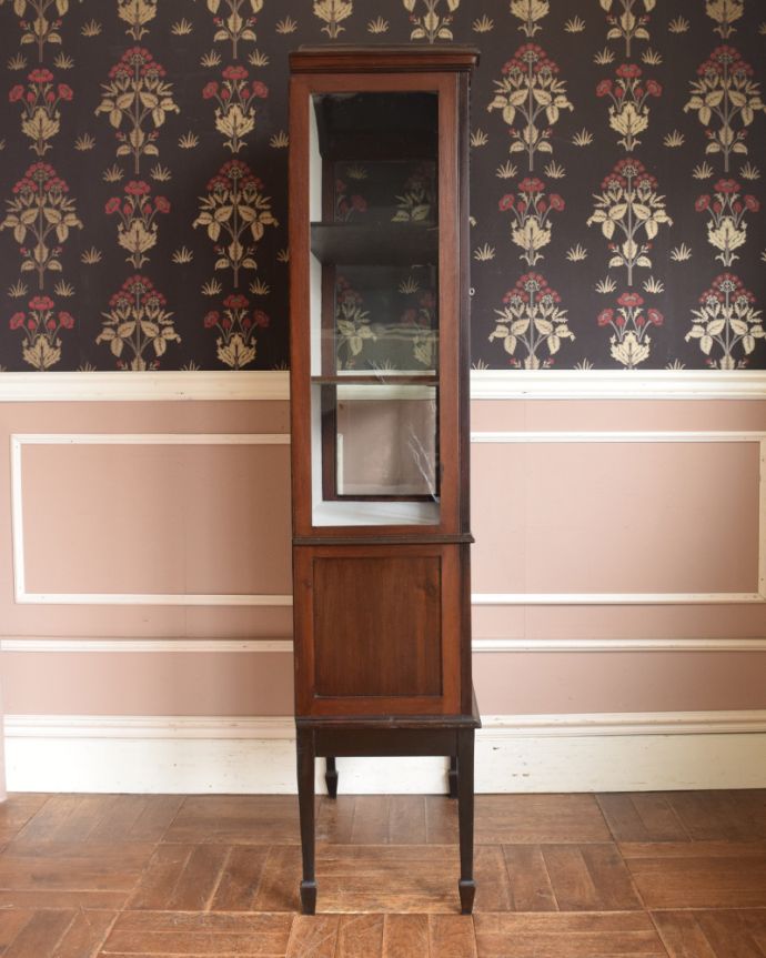 アンティークのキャビネット　アンティーク家具　素敵なアンティークの英国インテリア、シックなマホガニー材のガラスキャビネット（飾り棚）。横から見ても素敵なんです三方向がガラスのキャビネット。(q-924-f-1)