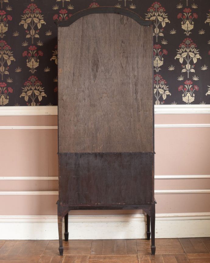 アンティークのキャビネット　アンティーク家具　素敵なアンティークの英国インテリア、シックなマホガニー材のガラスキャビネット（飾り棚）。後ろ姿も美しいですアンティークは新品ではないので、経年変化によるキズはありますが、専門の職人がしっかり修復したので後姿もキレイです。(q-924-f-1)