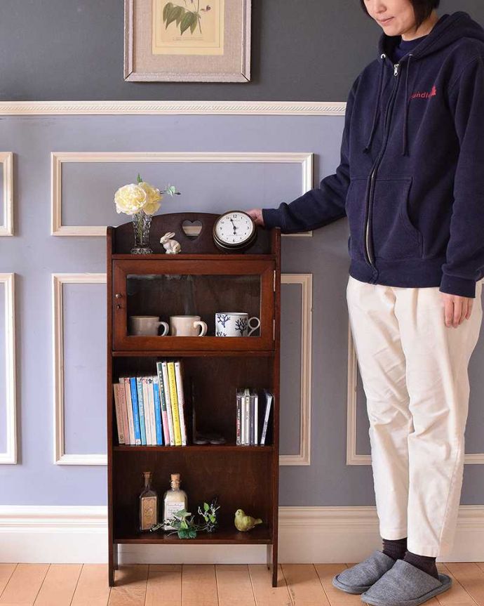 アンティークのキャビネット　アンティーク家具　英国輸入のアンティーク家具、ハートモチーフのブックシェルフ（本棚） 。オープン棚とガラスが入ったアンティーク家具オープンタイプの本棚は、便利に使える実力派。(q-925-f-1)