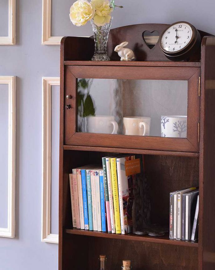 アンティークのキャビネット　アンティーク家具　英国輸入のアンティーク家具、ハートモチーフのブックシェルフ（本棚） 。ガラスの扉収納も付いている実力派オープン棚だけじゃなく扉も付いているタイプなので、見た目もアンティークらしさたっぷりの美しさ。(q-925-f-1)