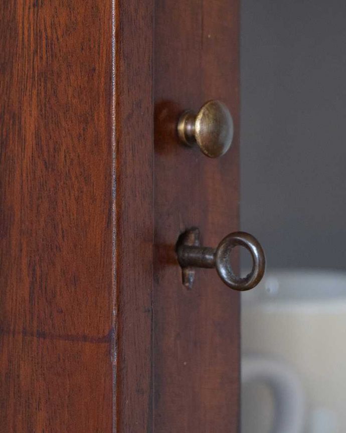 アンティークのキャビネット　アンティーク家具　英国輸入のアンティーク家具、ハートモチーフのブックシェルフ（本棚） 。開ける度にワクワク･･･取っ手もアンティークらしいデザイン。(q-925-f-1)