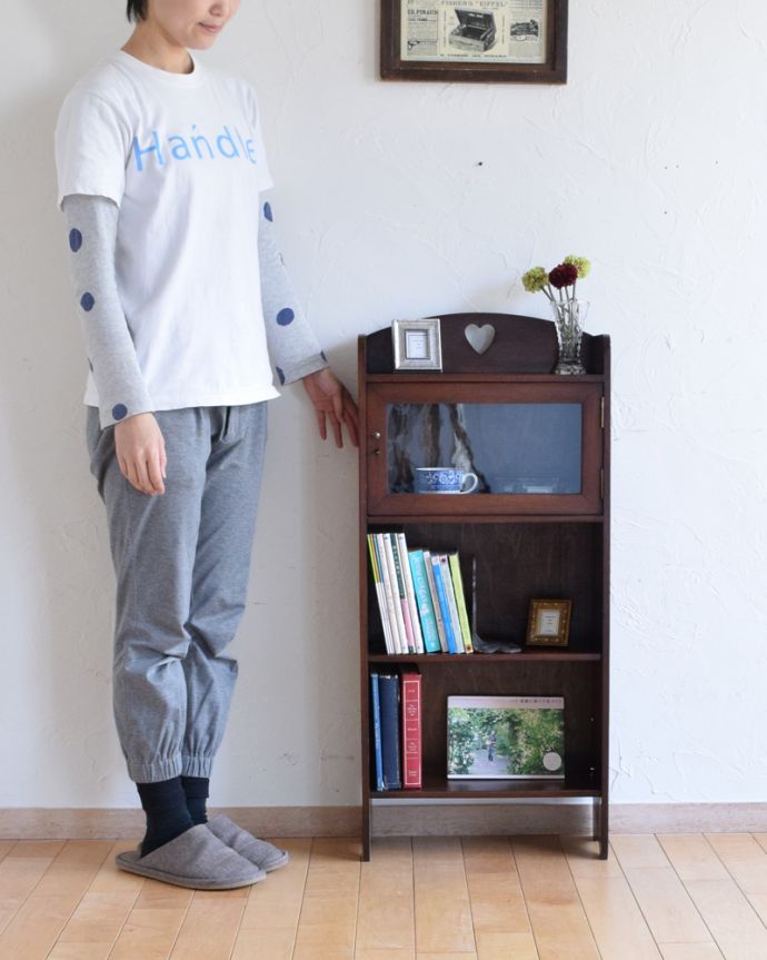 アンティークのキャビネット　アンティーク家具　英国輸入のアンティーク家具、ハートモチーフのブックシェルフ（本棚） 。オープン棚とガラスが入ったアンティーク家具オープンタイプの本棚は、便利に使える実力派。(q-925-f)